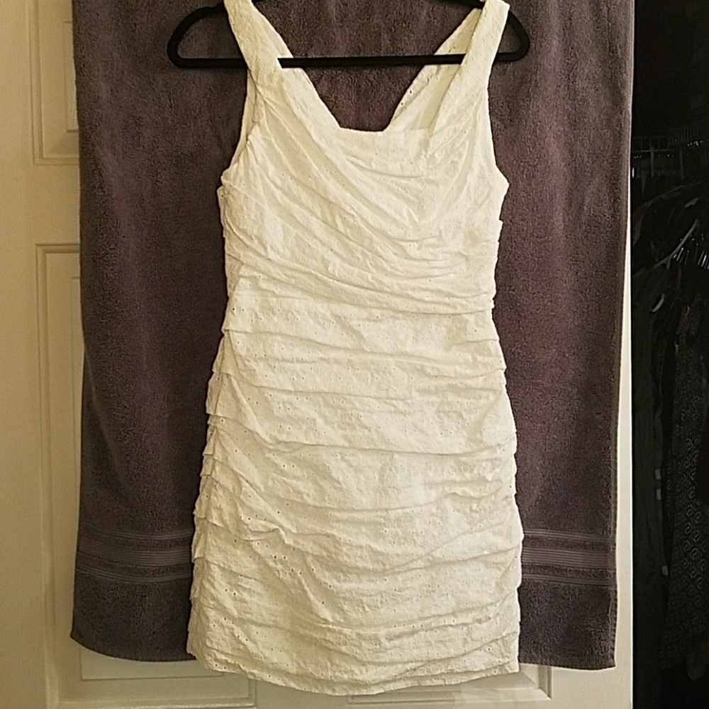 White fitted and ruched dress